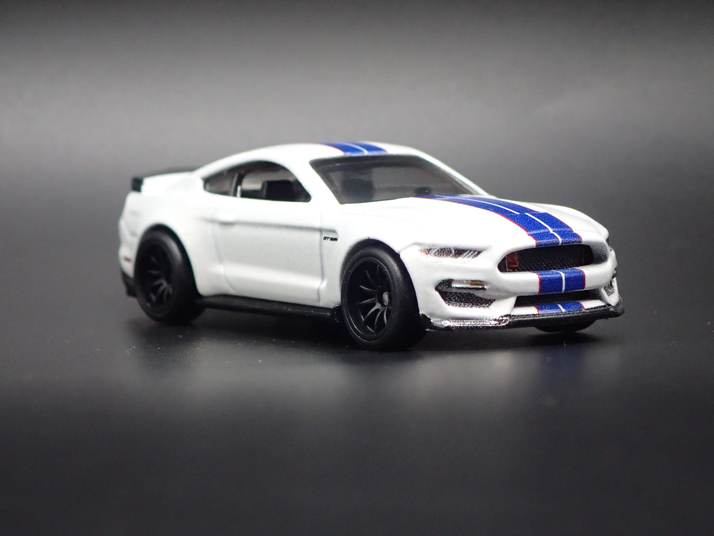 2015-2023 FORD MUSTANG SHELBY GT350R WHITE 1/64 SCALE DIORAMA DIECAST MODEL CAR