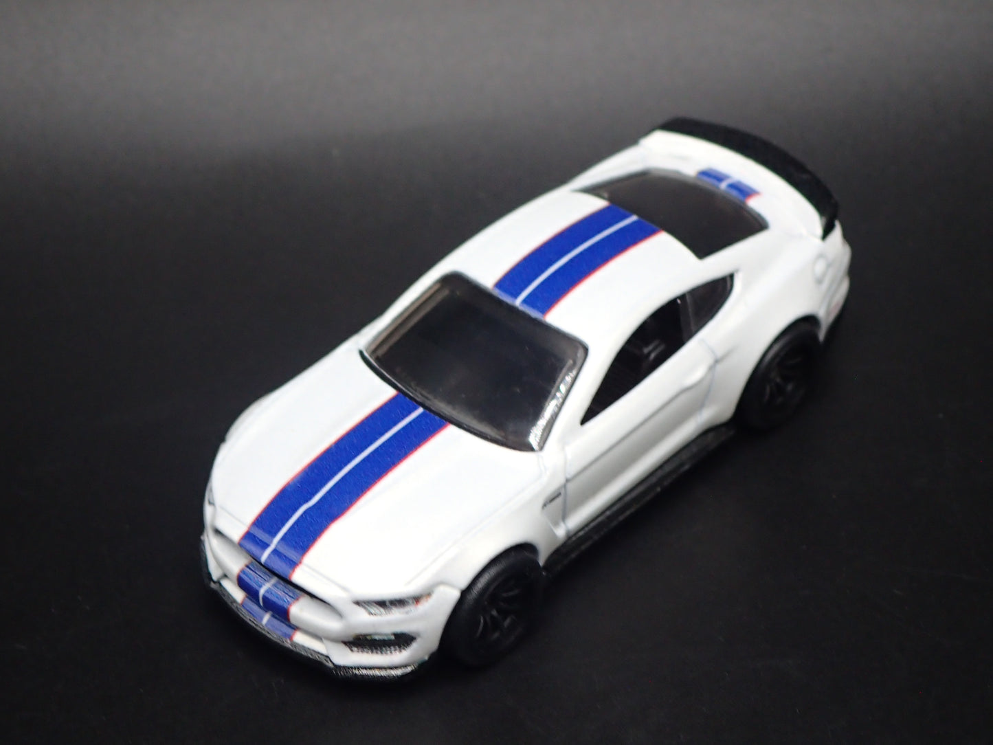 2015-2023 FORD MUSTANG SHELBY GT350R WHITE 1/64 SCALE DIORAMA DIECAST MODEL CAR