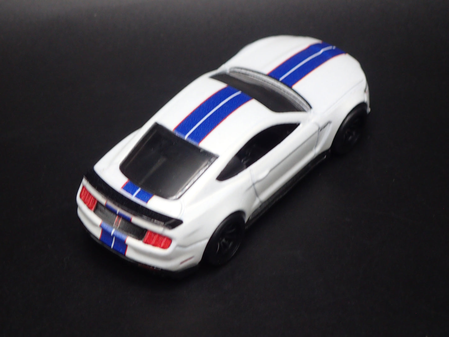 2015-2023 FORD MUSTANG SHELBY GT350R WHITE 1/64 SCALE DIORAMA DIECAST MODEL CAR
