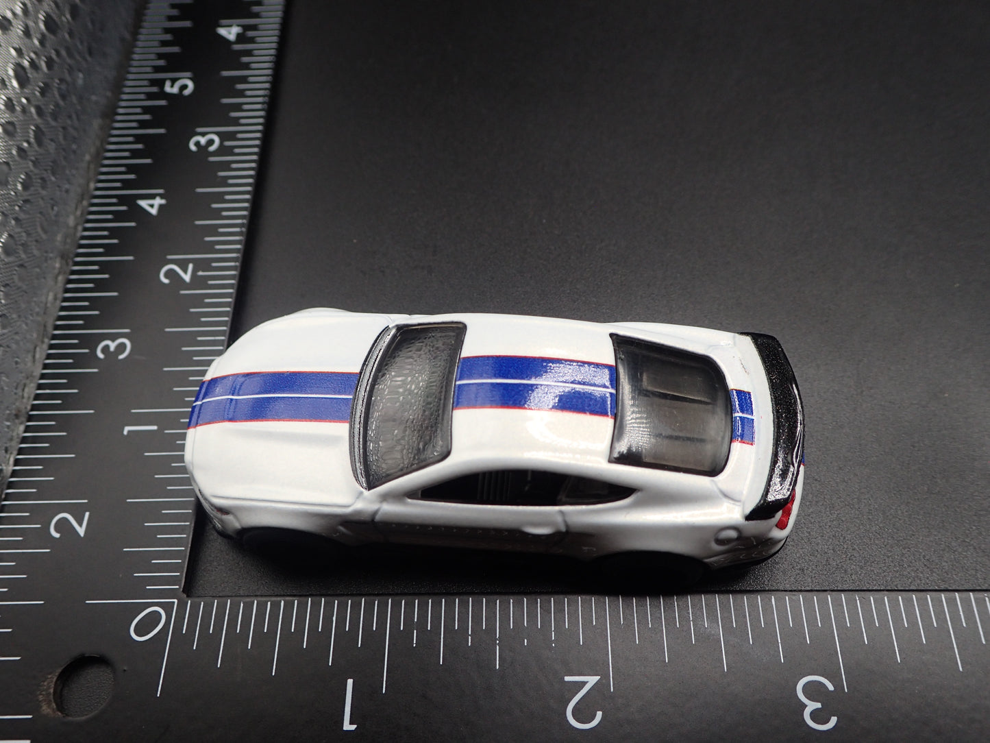 2015-2023 FORD MUSTANG SHELBY GT350R WHITE 1/64 SCALE DIORAMA DIECAST MODEL CAR