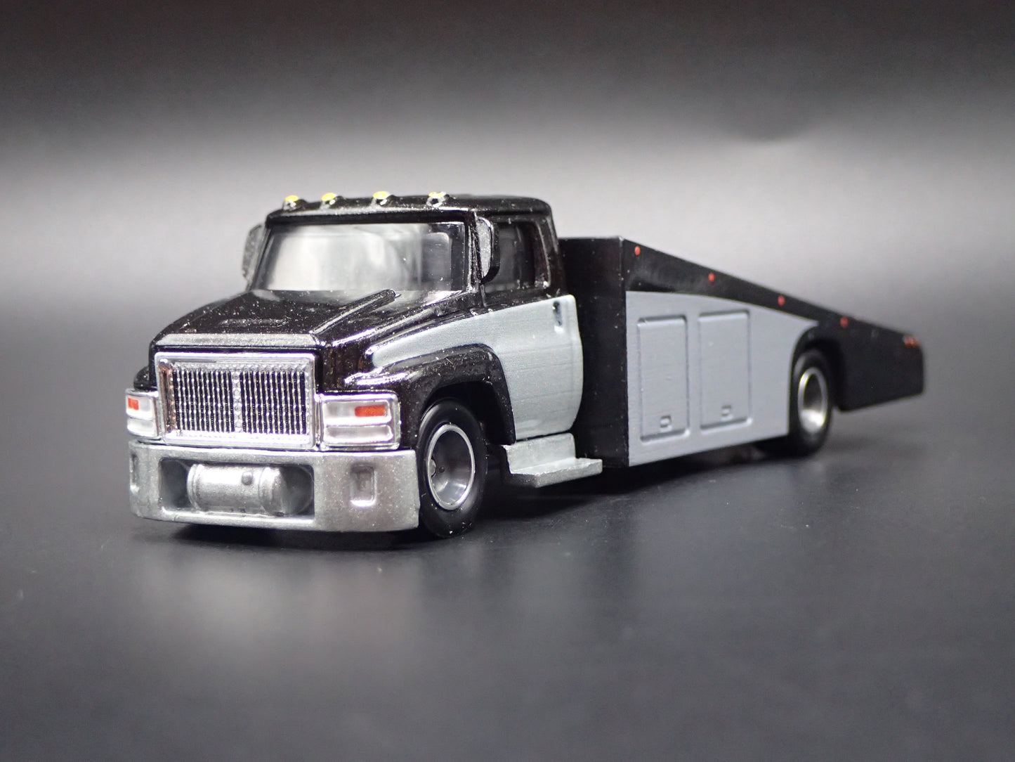 MODERN RAMP TRUCK CAR HAULER TRUCK BLACK 1:64 SCALE DIORAMA DIECAST MODEL CAR