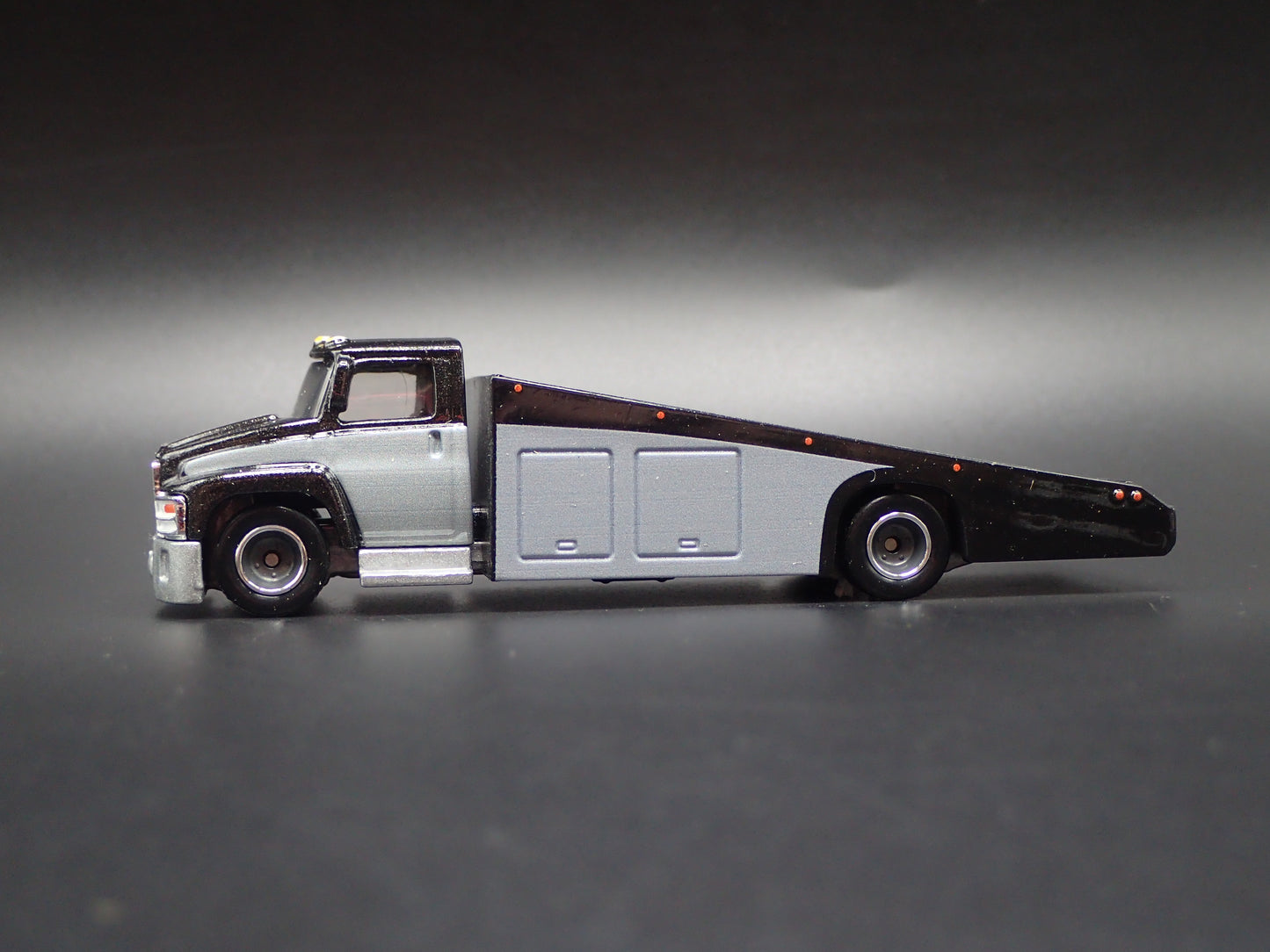 MODERN RAMP TRUCK CAR HAULER TRUCK BLACK 1:64 SCALE DIORAMA DIECAST MODEL CAR