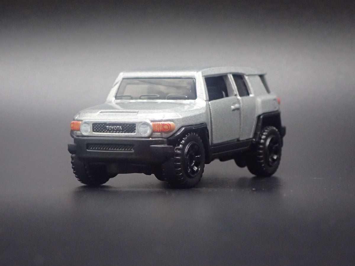 2007-2014 TOYOTA FJ CRUISER SUV 1/64 SCALE COLLECTIBLE DIORAMA DIECAST MODEL CAR-Burning Rubber Toy Company
