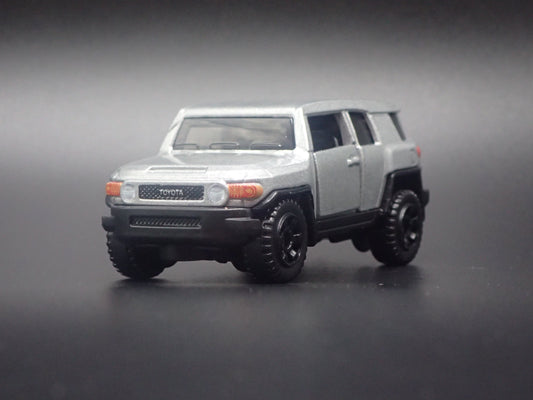 2007-2014 TOYOTA FJ CRUISER SUV 1/64 SCALE COLLECTIBLE DIORAMA DIECAST MODEL CAR