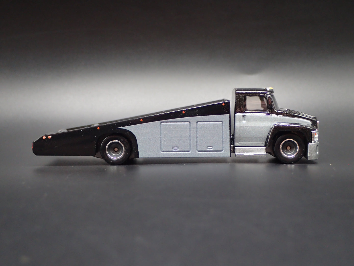 MODERN RAMP TRUCK CAR HAULER TRUCK BLACK 1:64 SCALE DIORAMA DIECAST MODEL CAR
