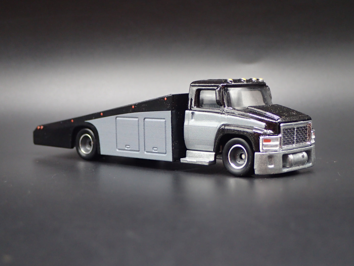 MODERN RAMP TRUCK CAR HAULER TRUCK BLACK 1:64 SCALE DIORAMA DIECAST MODEL CAR