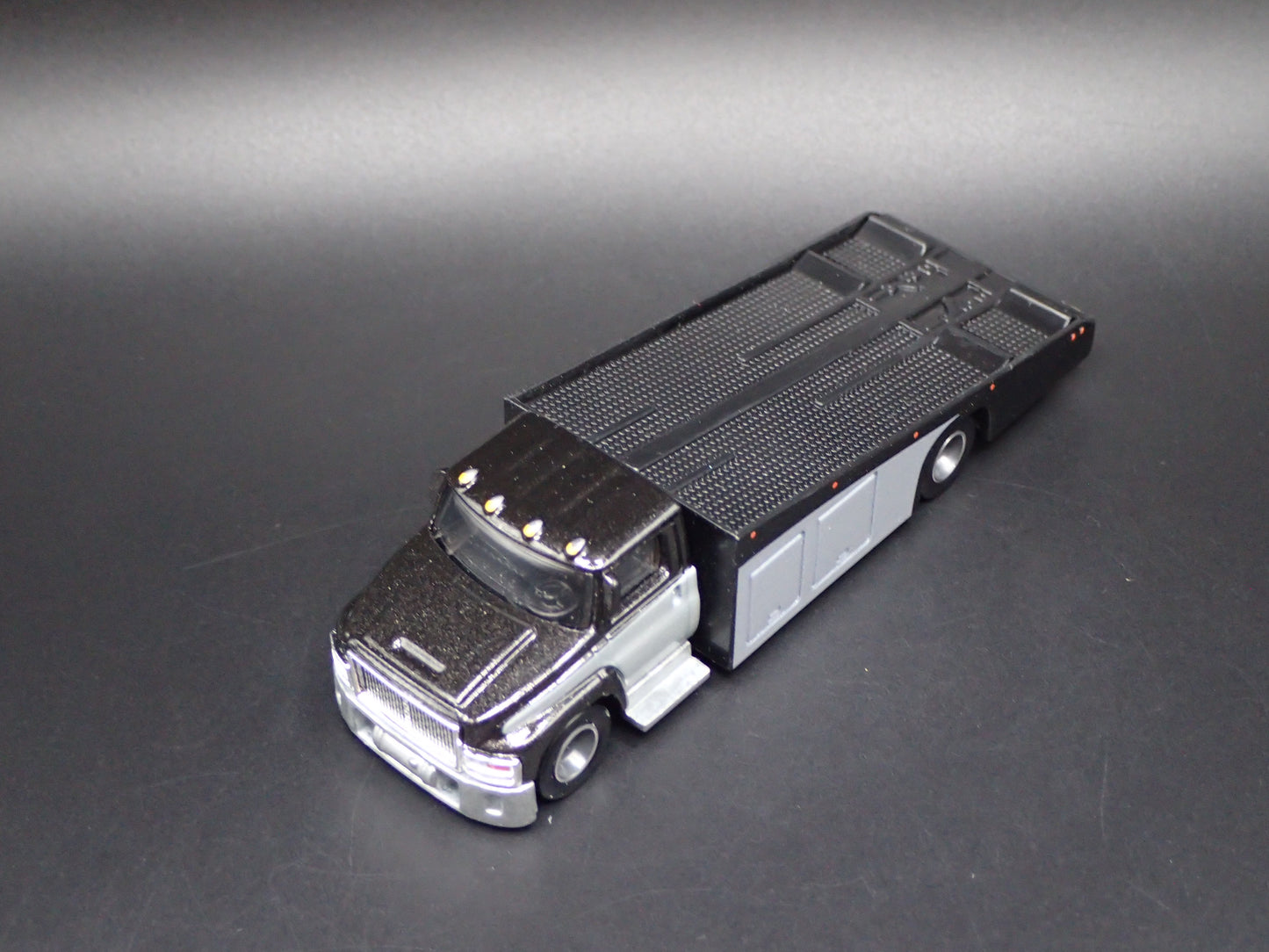 MODERN RAMP TRUCK CAR HAULER TRUCK BLACK 1:64 SCALE DIORAMA DIECAST MODEL CAR