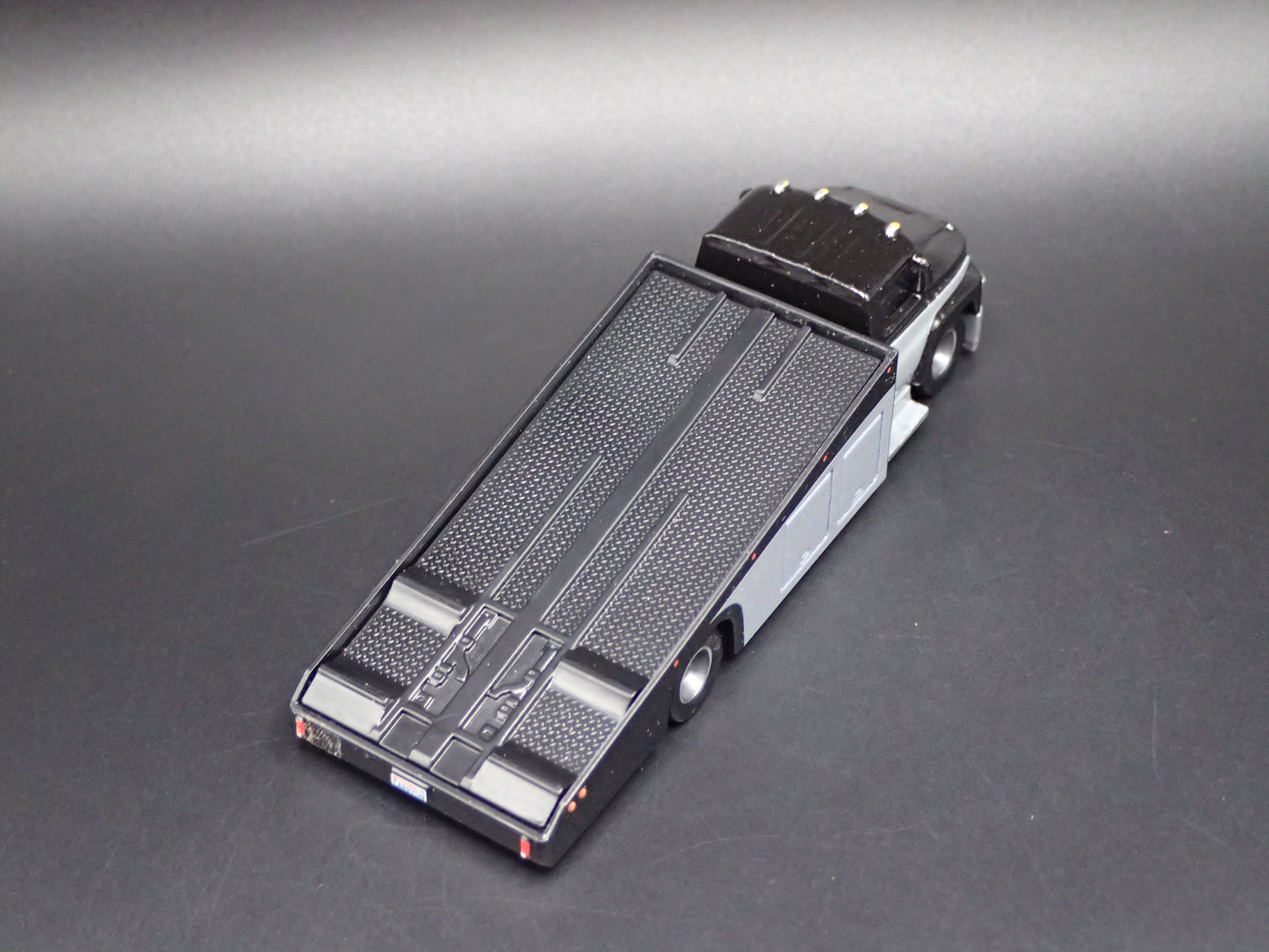 MODERN RAMP TRUCK CAR HAULER TRUCK BLACK 1:64 SCALE DIORAMA DIECAST MODEL CAR