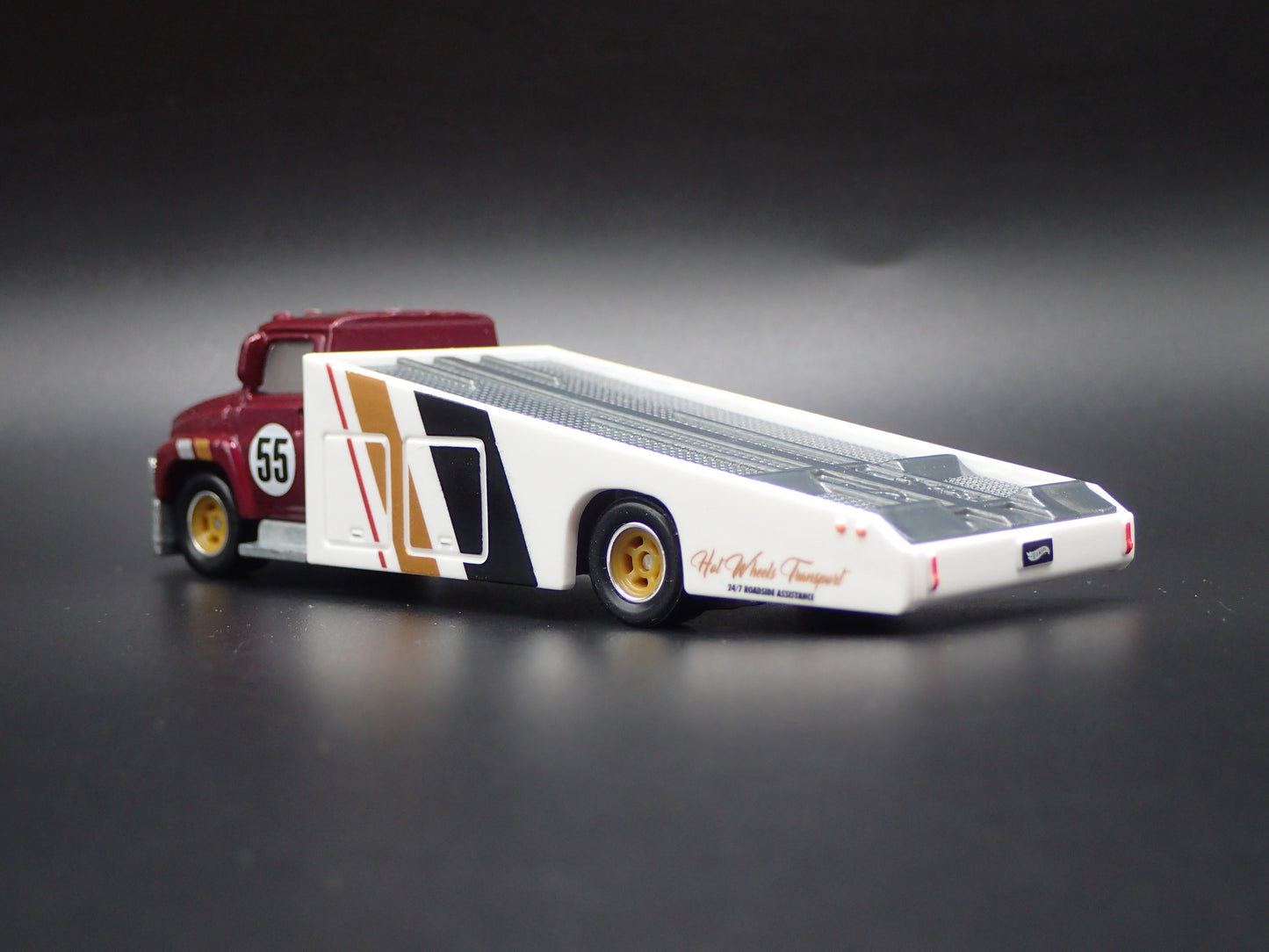 MODERN RAMP TRUCK CAR HAULER TRUCK WHITE 1:64 SCALE DIORAMA DIECAST MODEL CAR