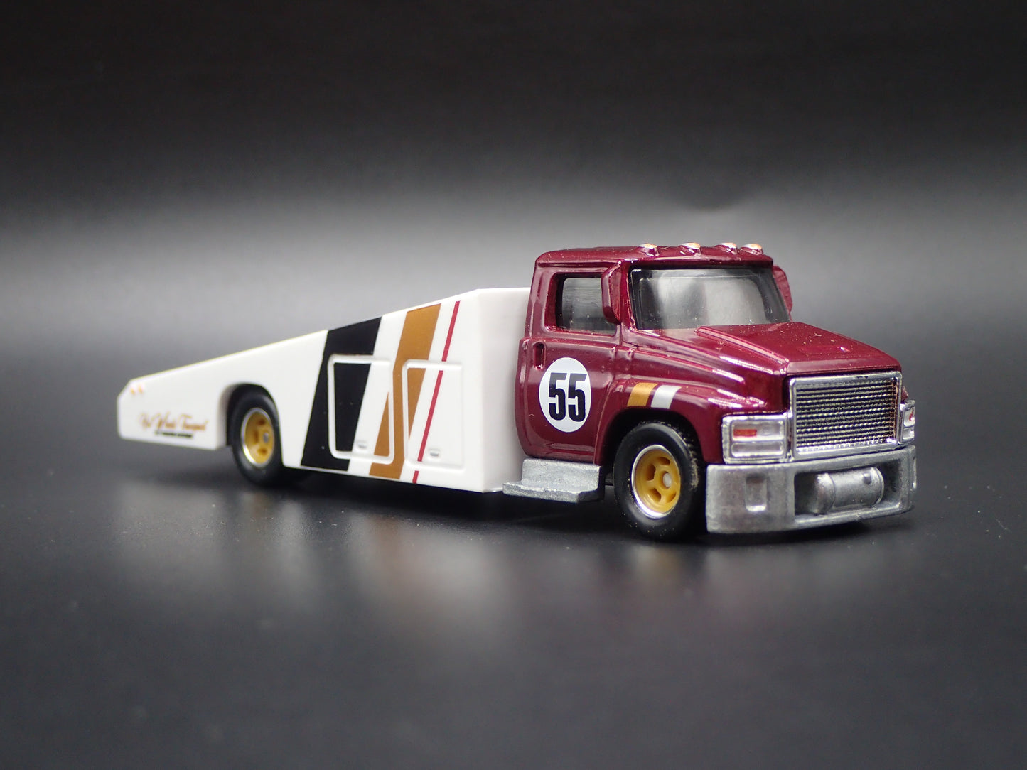 MODERN RAMP TRUCK CAR HAULER TRUCK WHITE 1:64 SCALE DIORAMA DIECAST MODEL CAR