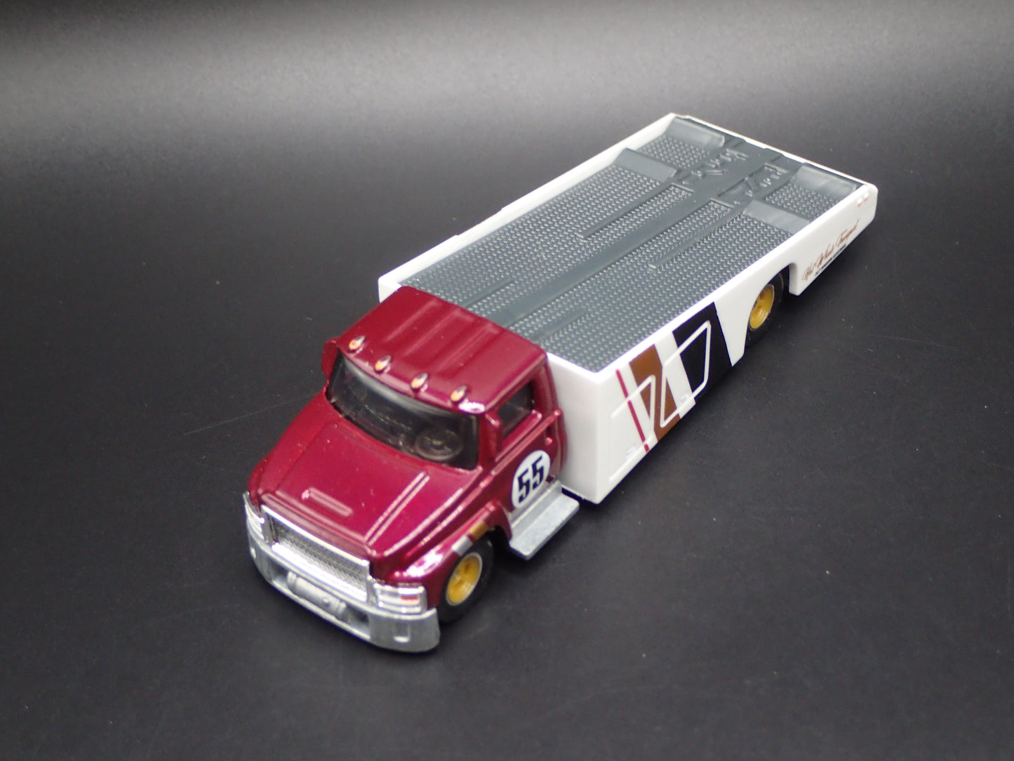 MODERN RAMP TRUCK CAR HAULER TRUCK WHITE 1:64 SCALE DIORAMA DIECAST MODEL CAR