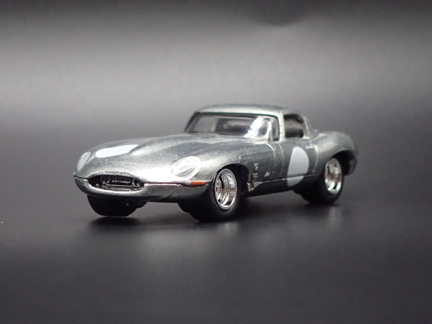 1961-1968 JAGUAR LIGHTWEIGHT E-TYPE SILVER 1:64 SCALE DIORAMA DIECAST MODEL CAR