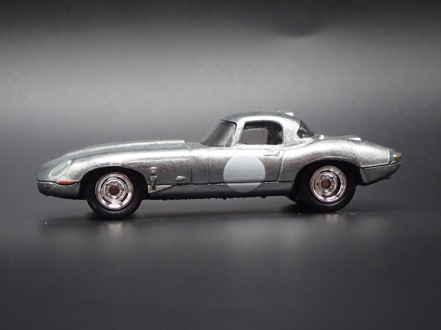 1961-1968 JAGUAR LIGHTWEIGHT E-TYPE SILVER 1:64 SCALE DIORAMA DIECAST MODEL CAR