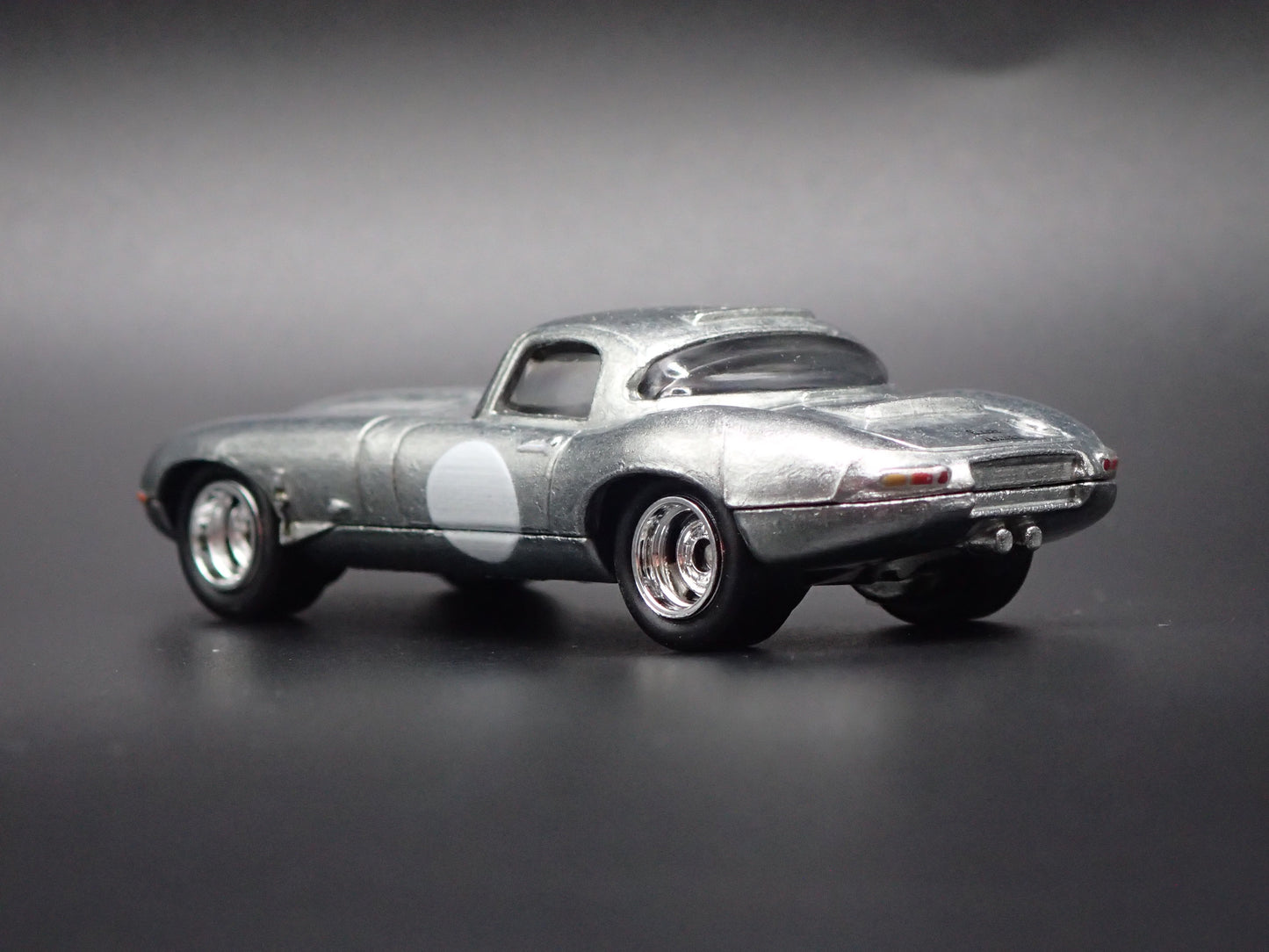 1961-1968 JAGUAR LIGHTWEIGHT E-TYPE SILVER 1:64 SCALE DIORAMA DIECAST MODEL CAR