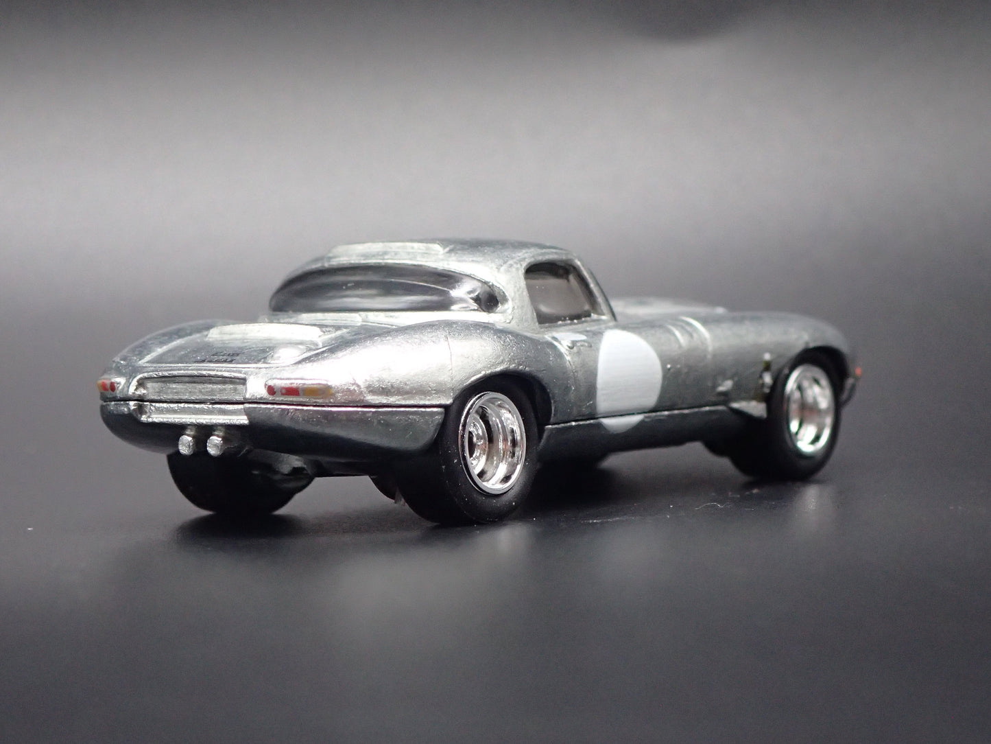 1961-1968 JAGUAR LIGHTWEIGHT E-TYPE SILVER 1:64 SCALE DIORAMA DIECAST MODEL CAR