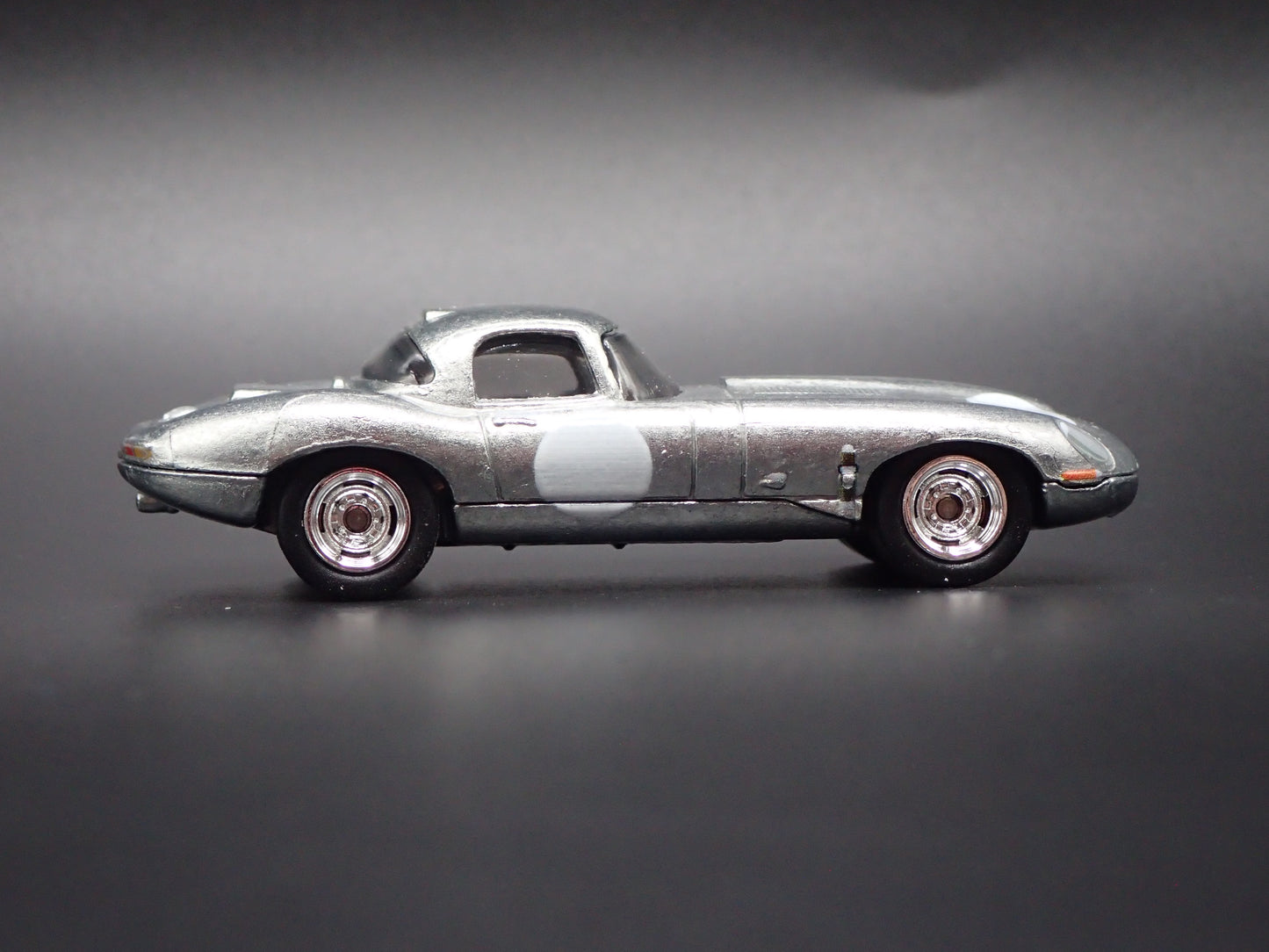 1961-1968 JAGUAR LIGHTWEIGHT E-TYPE SILVER 1:64 SCALE DIORAMA DIECAST MODEL CAR