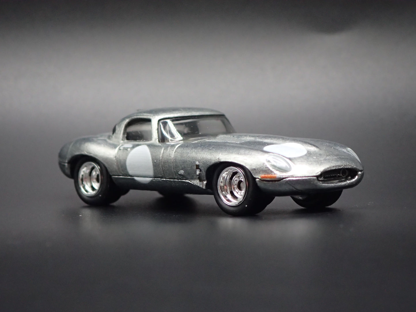 1961-1968 JAGUAR LIGHTWEIGHT E-TYPE SILVER 1:64 SCALE DIORAMA DIECAST MODEL CAR