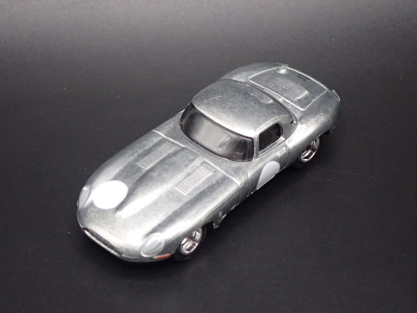 1961-1968 JAGUAR LIGHTWEIGHT E-TYPE SILVER 1:64 SCALE DIORAMA DIECAST MODEL CAR