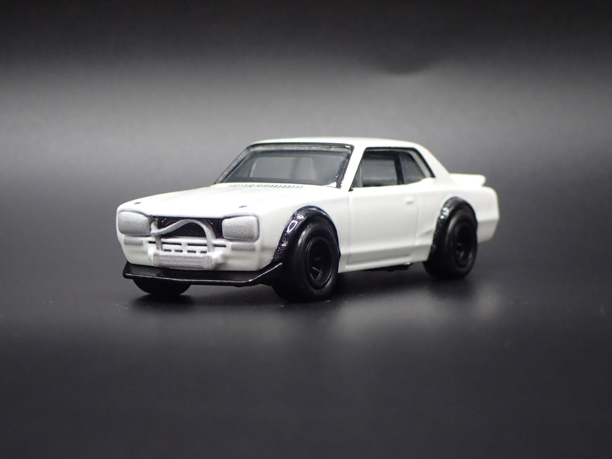 1968-1972 NISSAN SKYLINE 2000 GTX WHITE 1:64 SCALE DIORAMA DIECAST MODEL CAR-Burning Rubber Toy Company