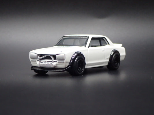 1968-1972 NISSAN SKYLINE 2000 GTX WHITE 1:64 SCALE DIORAMA DIECAST MODEL CAR