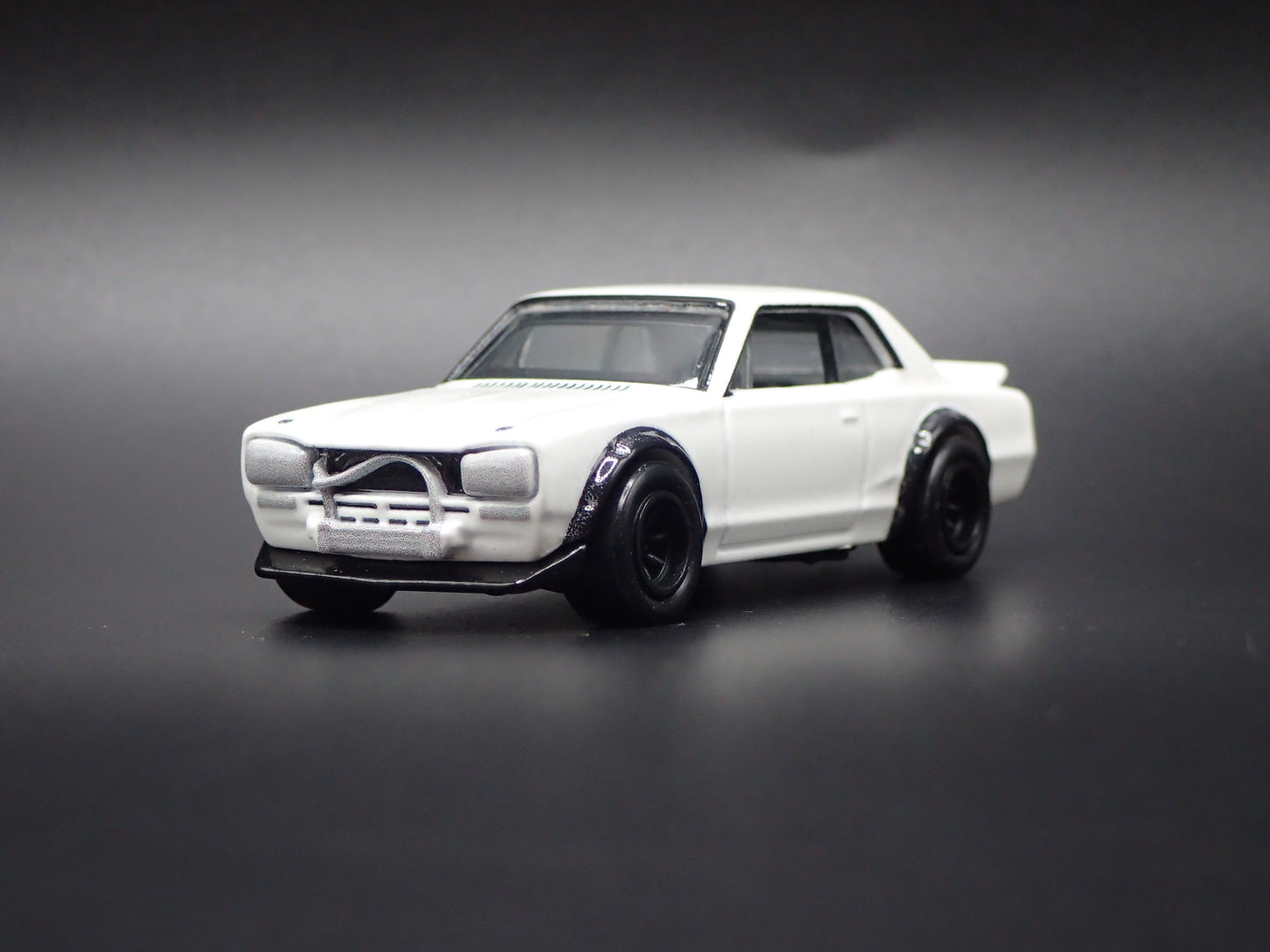 1972-1973 NISSAN SKYLINE 2000 GTR LBWK 1:64 SCALE DIORAMA DIECAST MODEL CAR