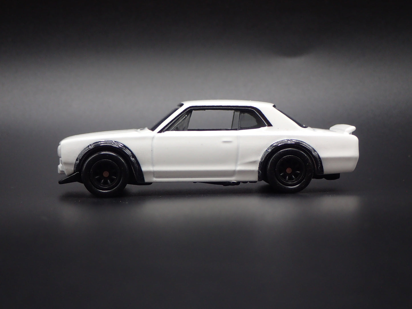 1972-1973 NISSAN SKYLINE 2000 GTR LBWK 1:64 SCALE DIORAMA DIECAST MODEL CAR