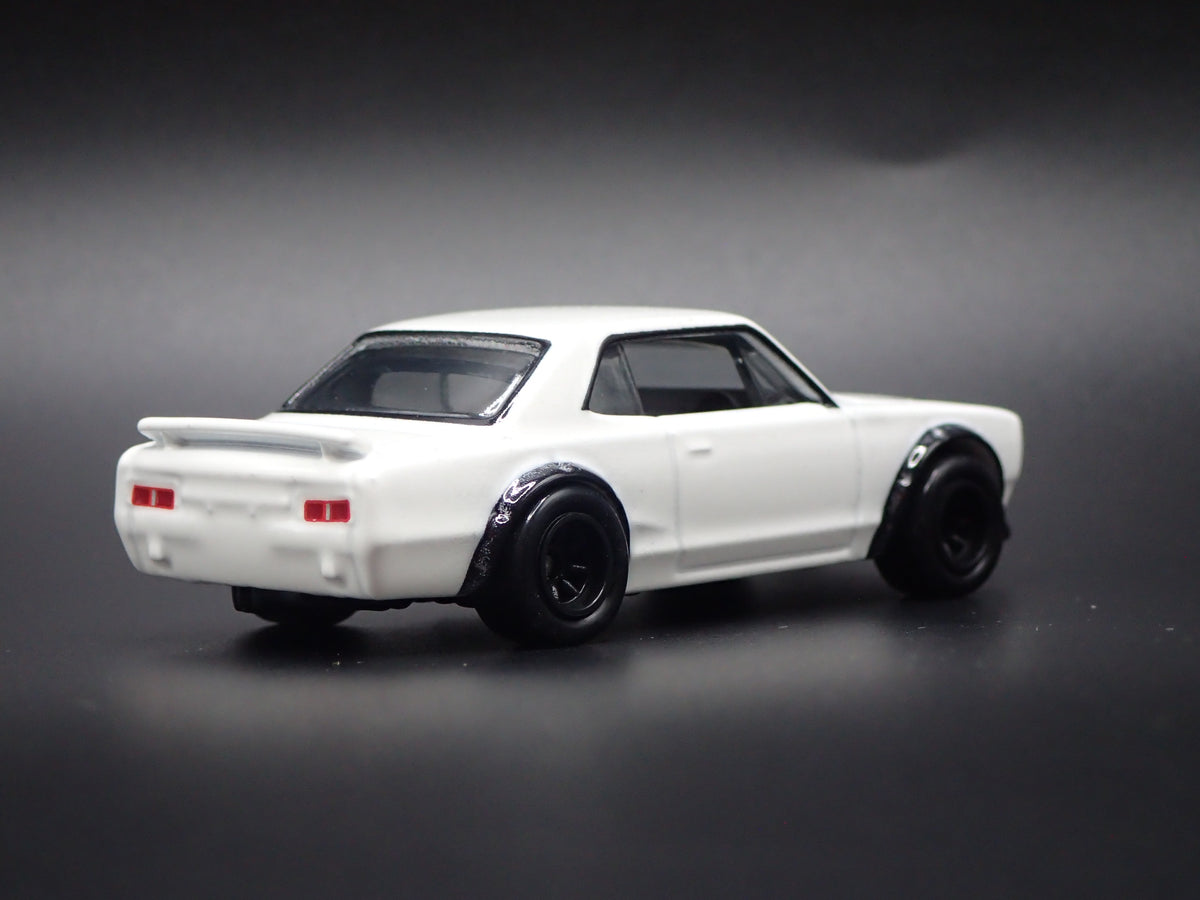 1968-1972 NISSAN SKYLINE 2000 GTX WHITE 1:64 SCALE DIORAMA DIECAST MODEL CAR-Burning Rubber Toy Company
