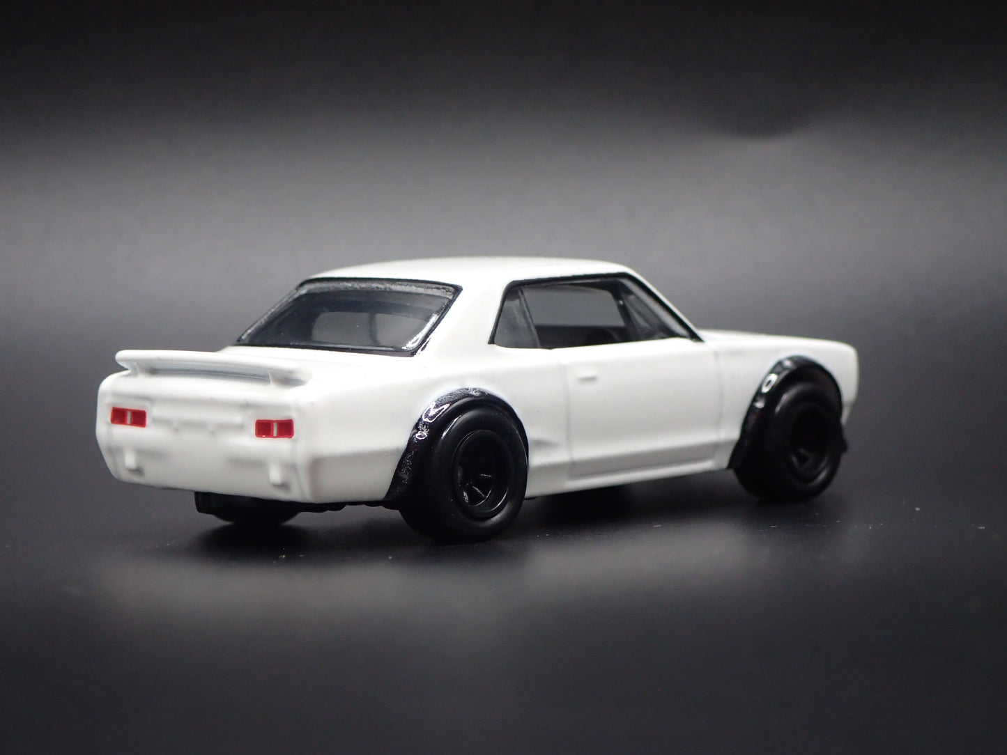 1972-1973 NISSAN SKYLINE 2000 GTR LBWK 1:64 SCALE DIORAMA DIECAST MODEL CAR