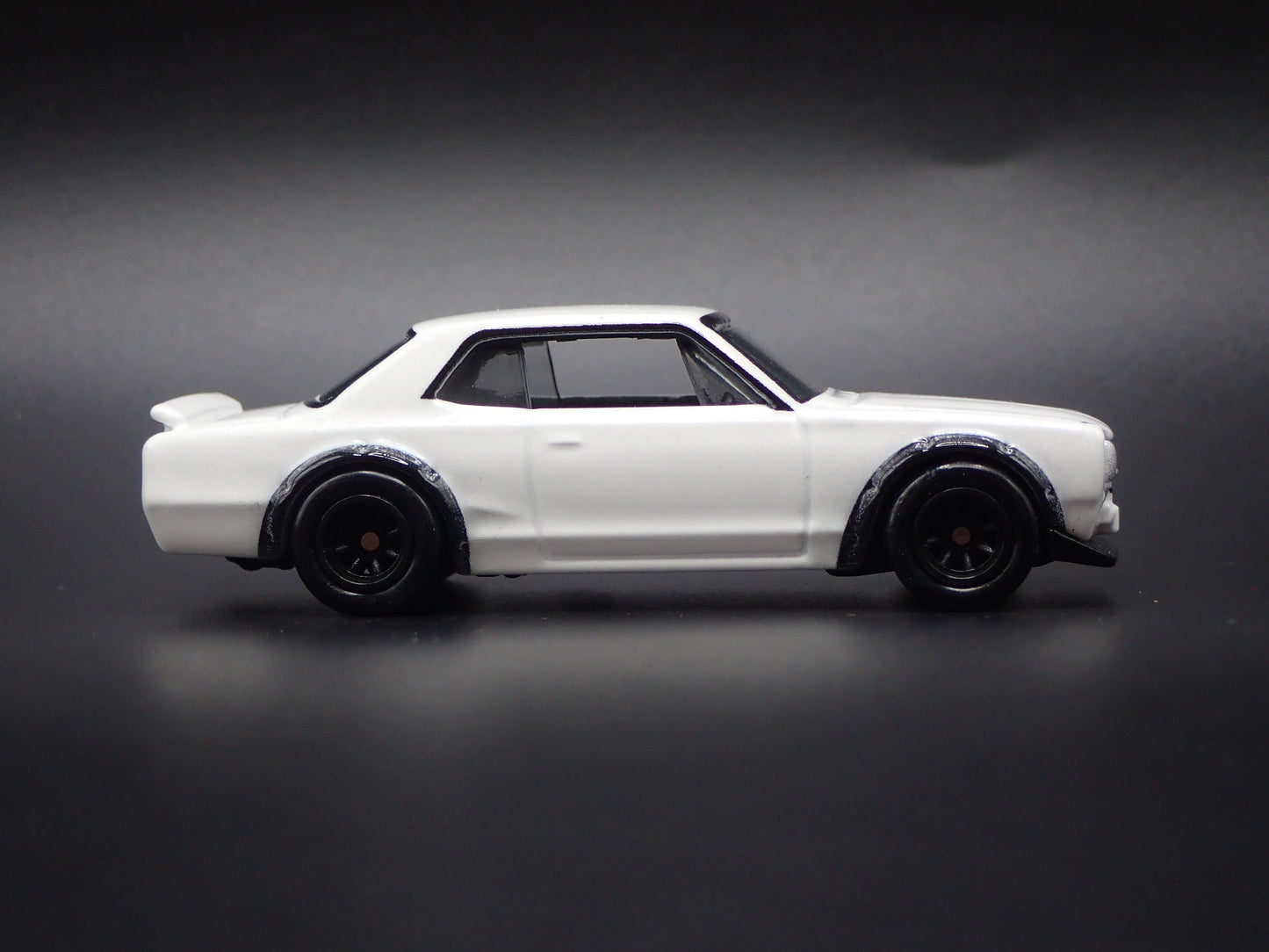 1972-1973 NISSAN SKYLINE 2000 GTR LBWK 1:64 SCALE DIORAMA DIECAST MODEL CAR