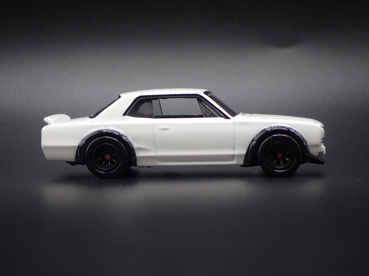 1968-1972 NISSAN SKYLINE 2000 GTX WHITE 1:64 SCALE DIORAMA DIECAST MODEL CAR-Burning Rubber Toy Company