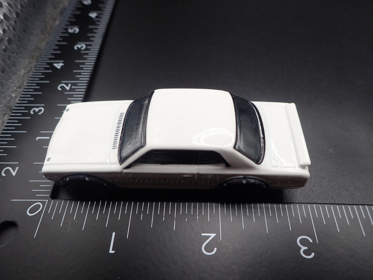 1968-1972 NISSAN SKYLINE 2000 GTX WHITE 1:64 SCALE DIORAMA DIECAST MODEL CAR-Burning Rubber Toy Company