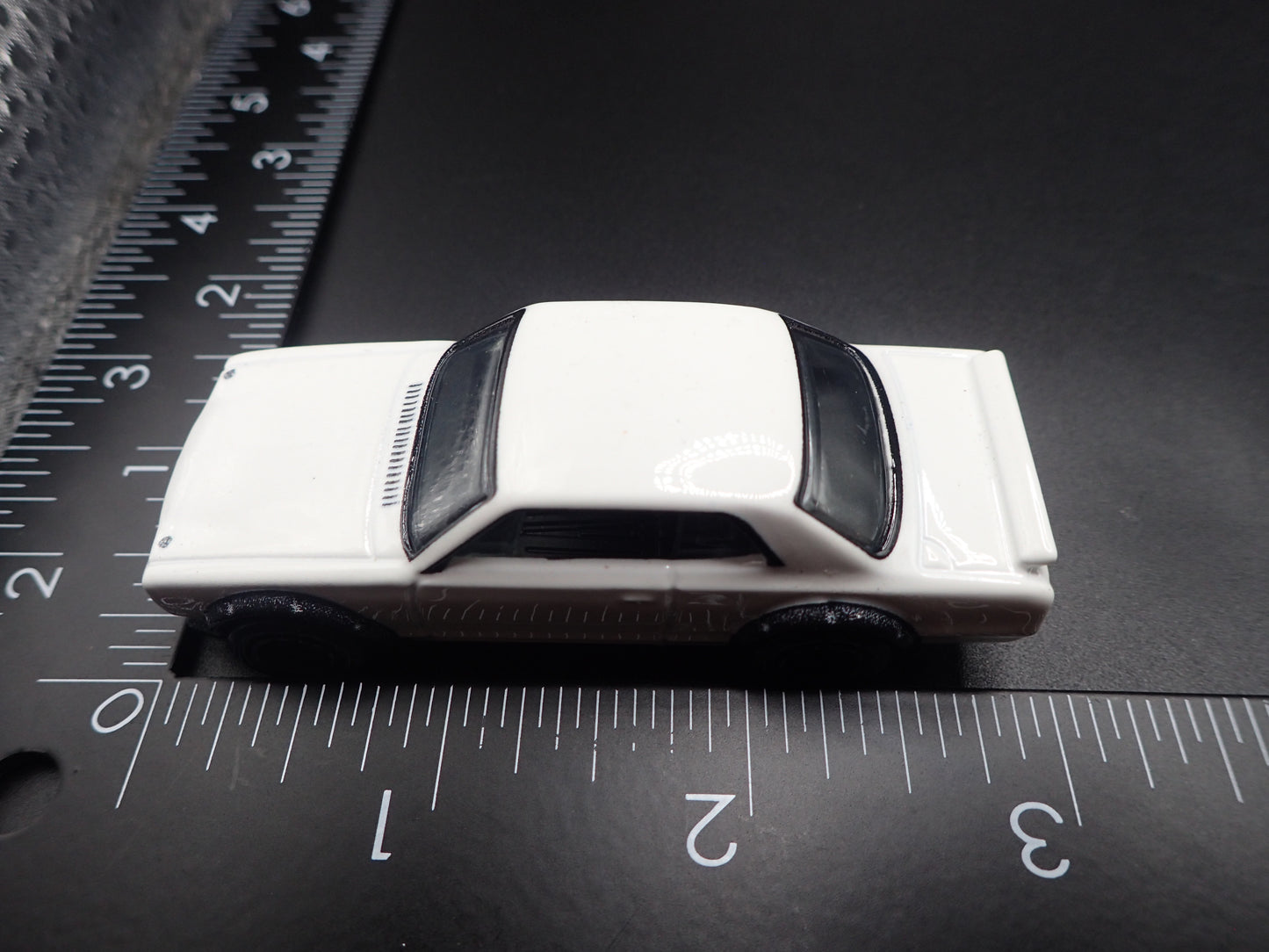 1972-1973 NISSAN SKYLINE 2000 GTR LBWK 1:64 SCALE DIORAMA DIECAST MODEL CAR