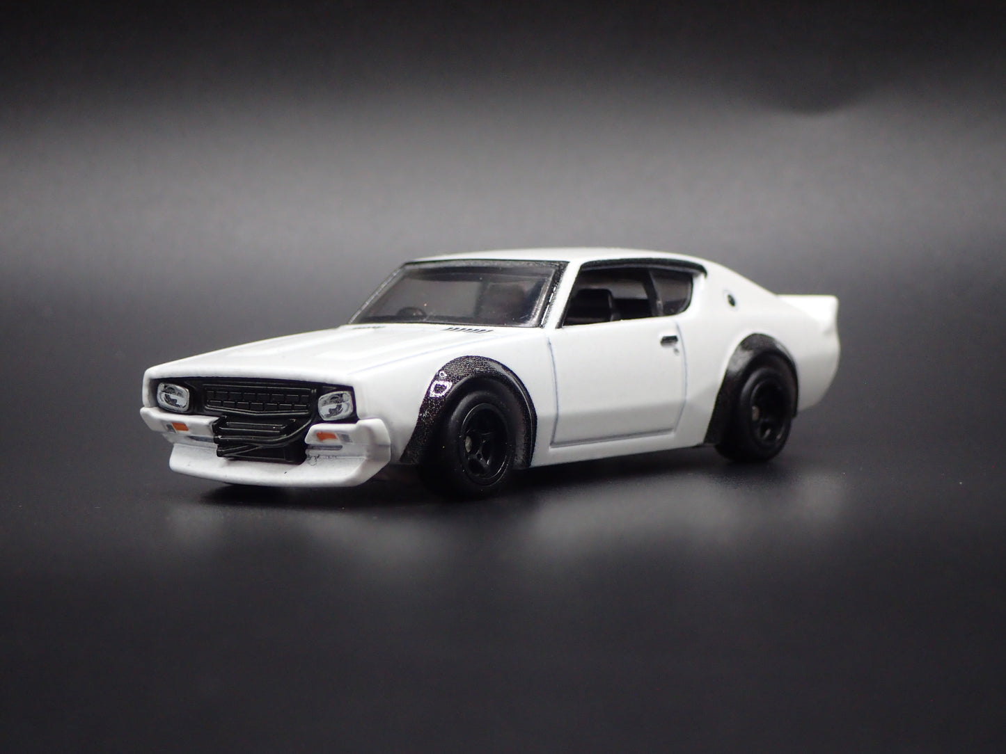 1968-1972 NISSAN SKYLINE 2000 GTX WHITE 1:64 SCALE DIORAMA DIECAST MODEL CAR