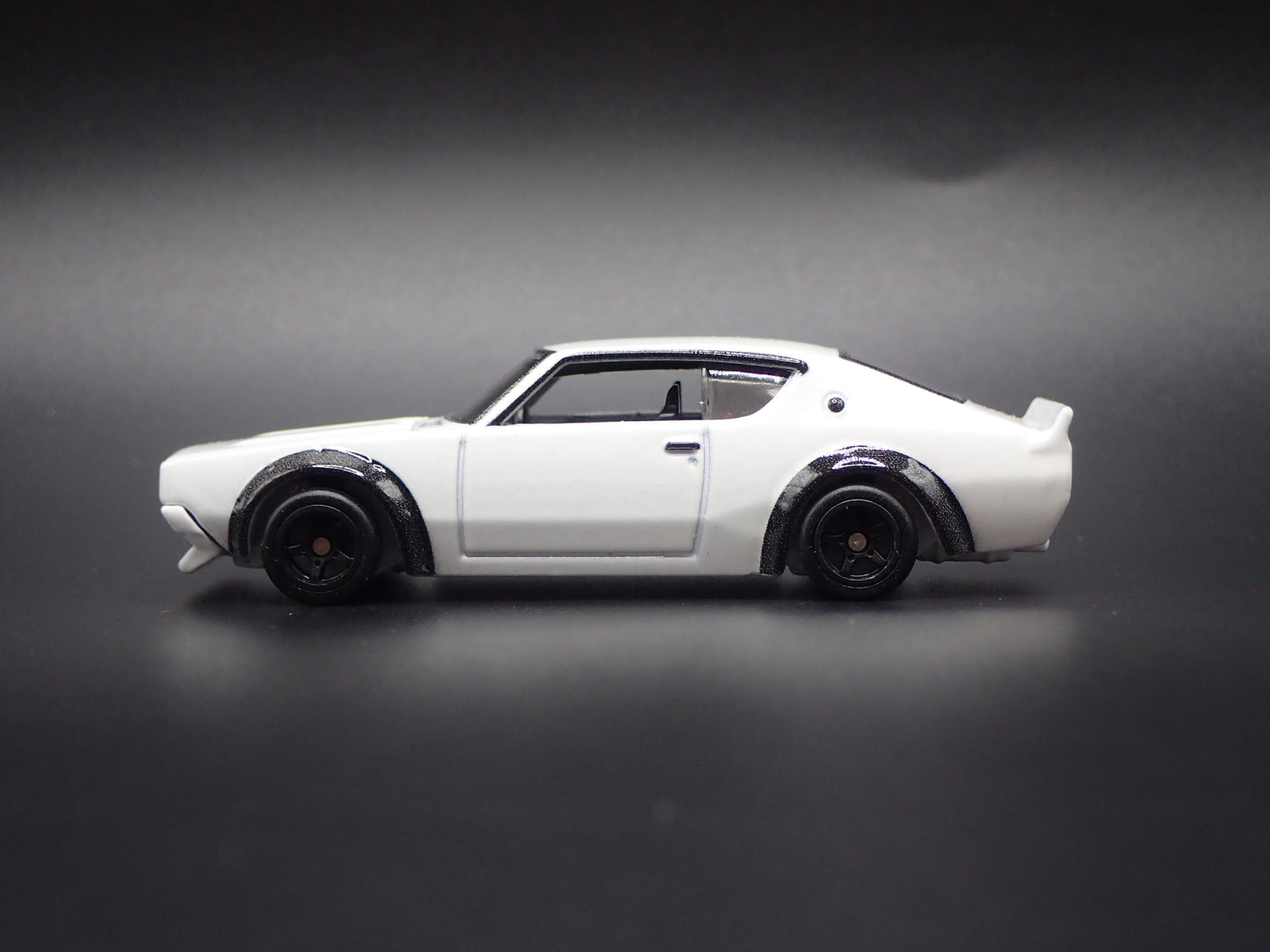 1968-1972 NISSAN SKYLINE 2000 GTX WHITE 1:64 SCALE DIORAMA DIECAST MODEL CAR