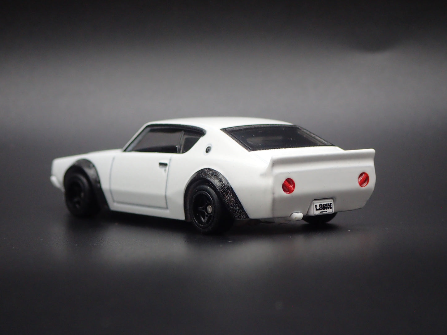 1968-1972 NISSAN SKYLINE 2000 GTX WHITE 1:64 SCALE DIORAMA DIECAST MODEL CAR