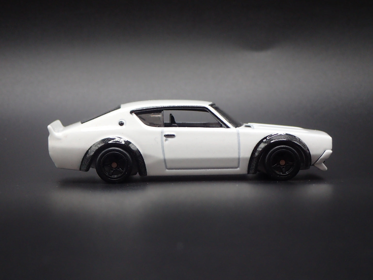 1968-1972 NISSAN SKYLINE 2000 GTX WHITE 1:64 SCALE DIORAMA DIECAST MODEL CAR