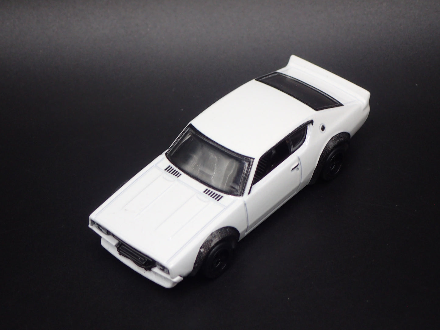 1968-1972 NISSAN SKYLINE 2000 GTX WHITE 1:64 SCALE DIORAMA DIECAST MODEL CAR