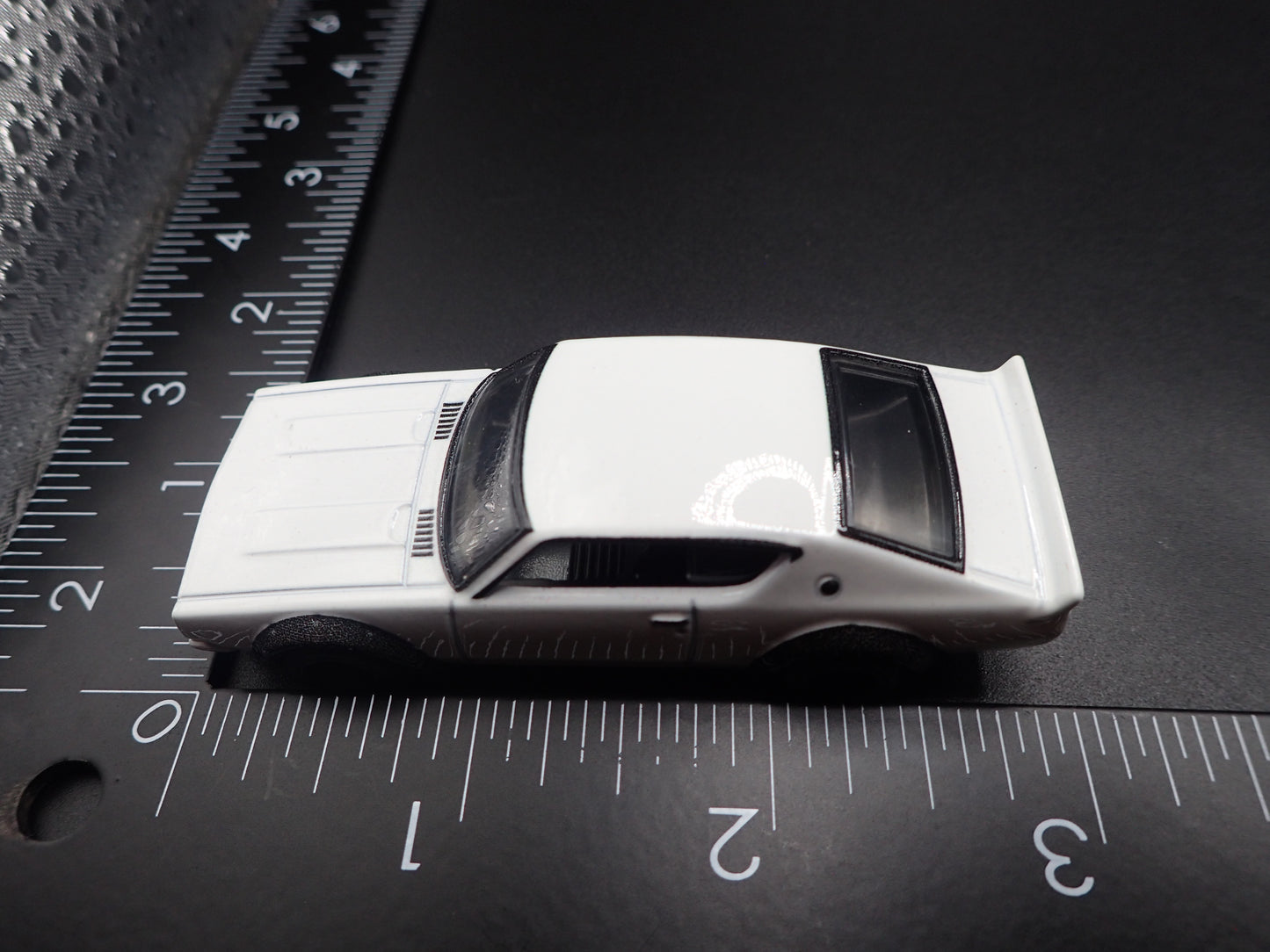 1968-1972 NISSAN SKYLINE 2000 GTX WHITE 1:64 SCALE DIORAMA DIECAST MODEL CAR