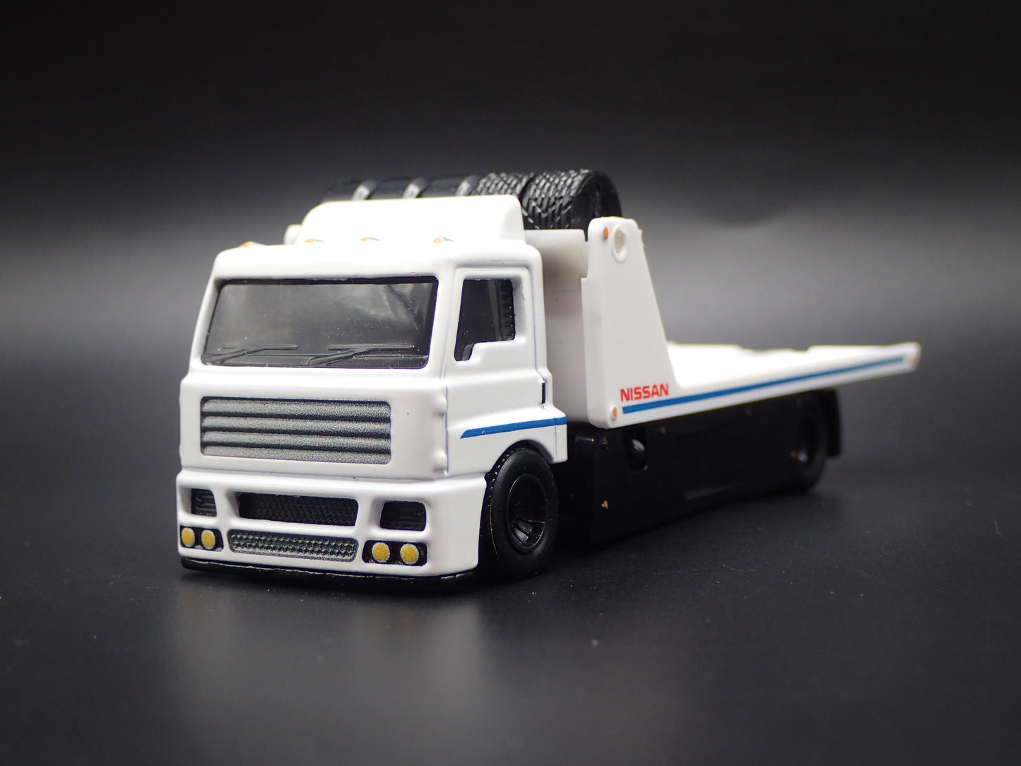 MODERN FLATBED CAR HAULER TRUCK NISSAN WHITE 1/64 SCALE DIECAST MODEL CAR