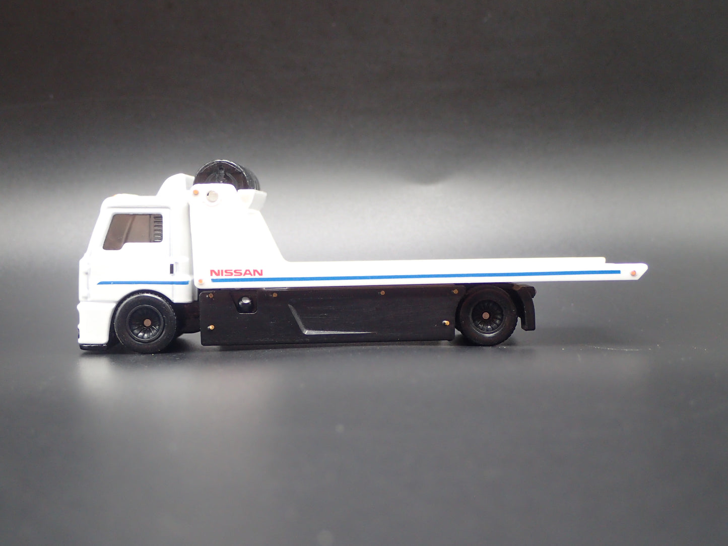 MODERN FLATBED CAR HAULER TRUCK NISSAN WHITE 1/64 SCALE DIECAST MODEL CAR