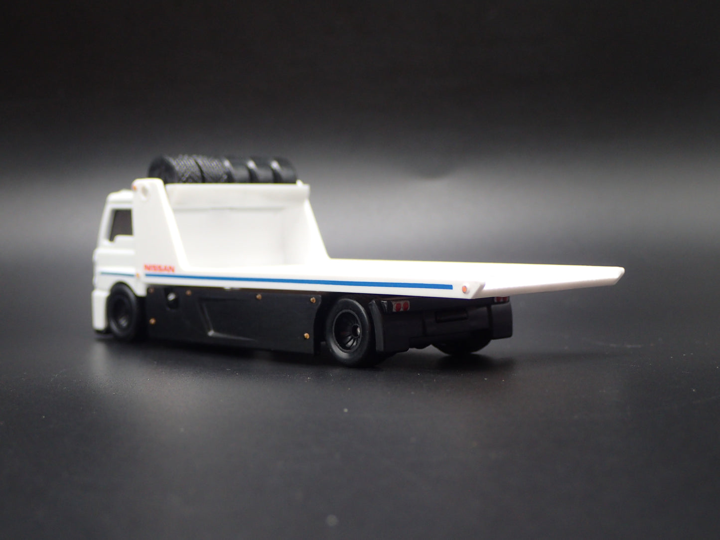 MODERN FLATBED CAR HAULER TRUCK NISSAN WHITE 1/64 SCALE DIECAST MODEL CAR