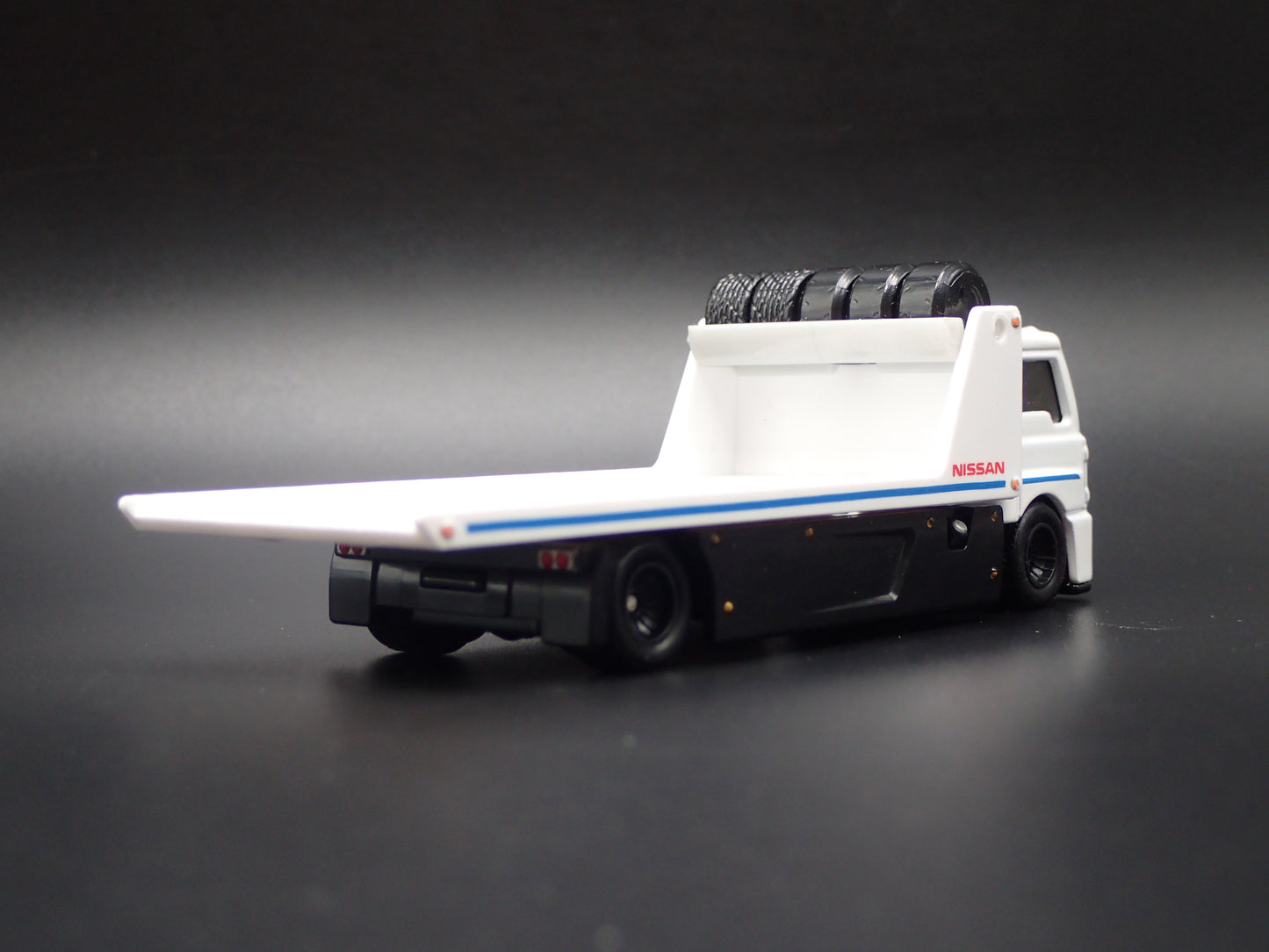 MODERN FLATBED CAR HAULER TRUCK NISSAN WHITE 1/64 SCALE DIECAST MODEL CAR