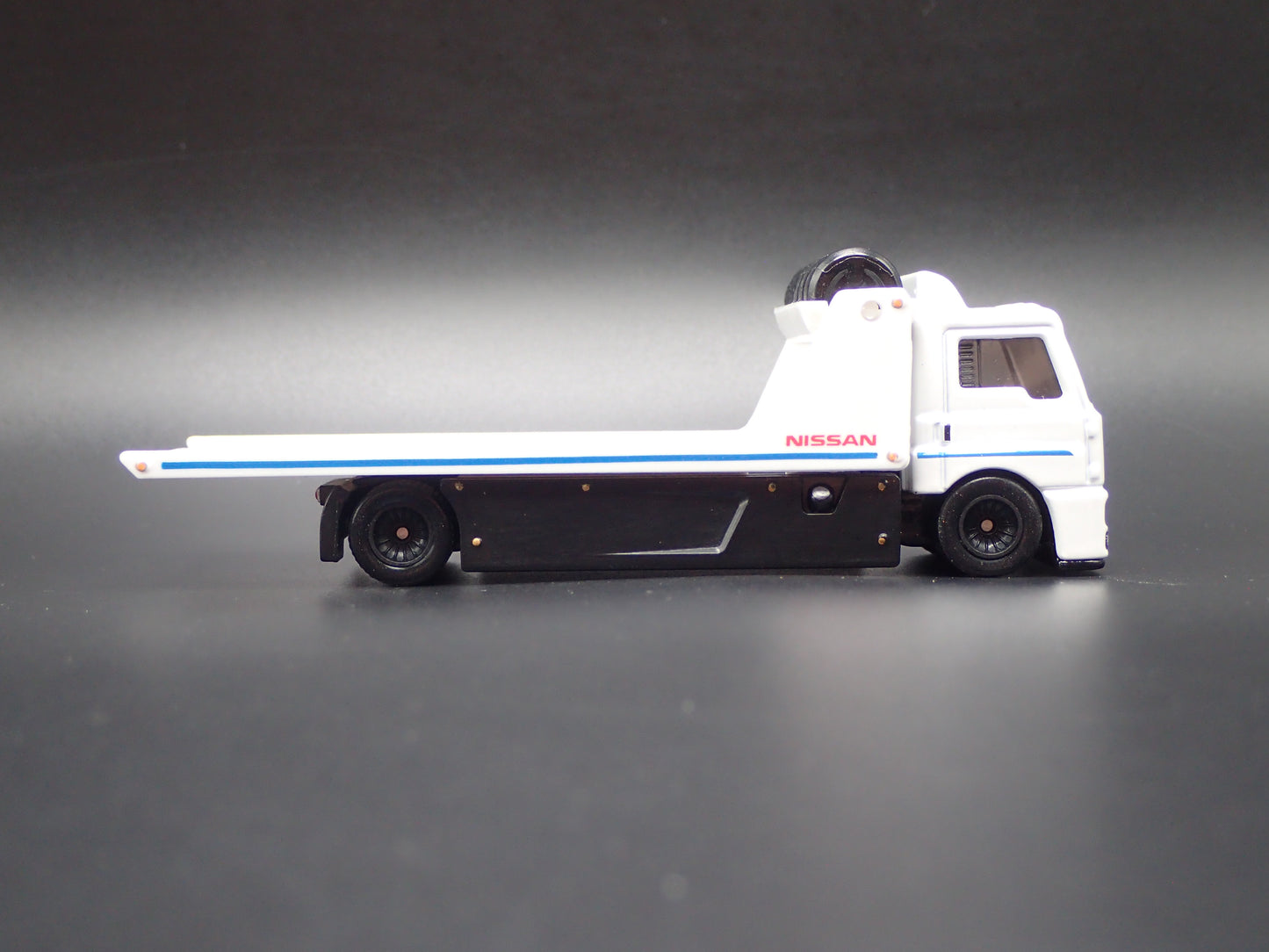 MODERN FLATBED CAR HAULER TRUCK NISSAN WHITE 1/64 SCALE DIECAST MODEL CAR