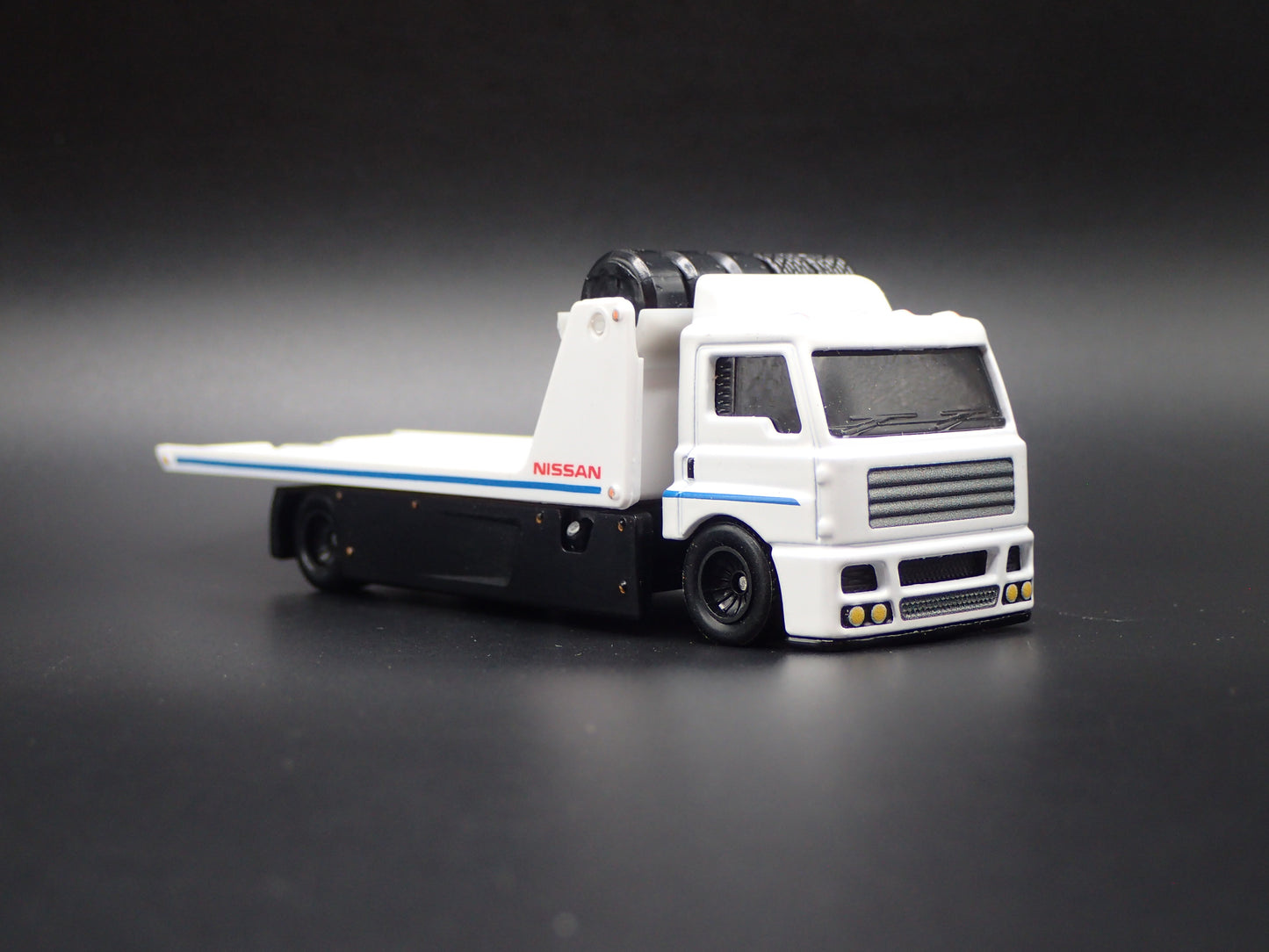 MODERN FLATBED CAR HAULER TRUCK NISSAN WHITE 1/64 SCALE DIECAST MODEL CAR