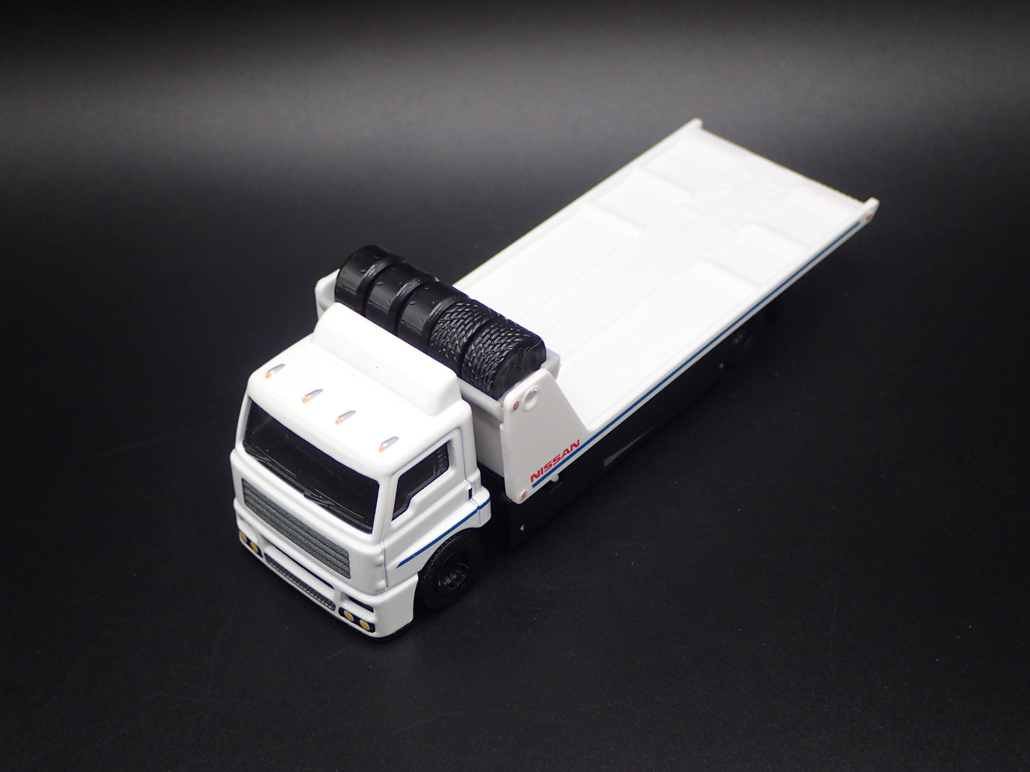 MODERN FLATBED CAR HAULER TRUCK NISSAN WHITE 1/64 SCALE DIECAST MODEL CAR