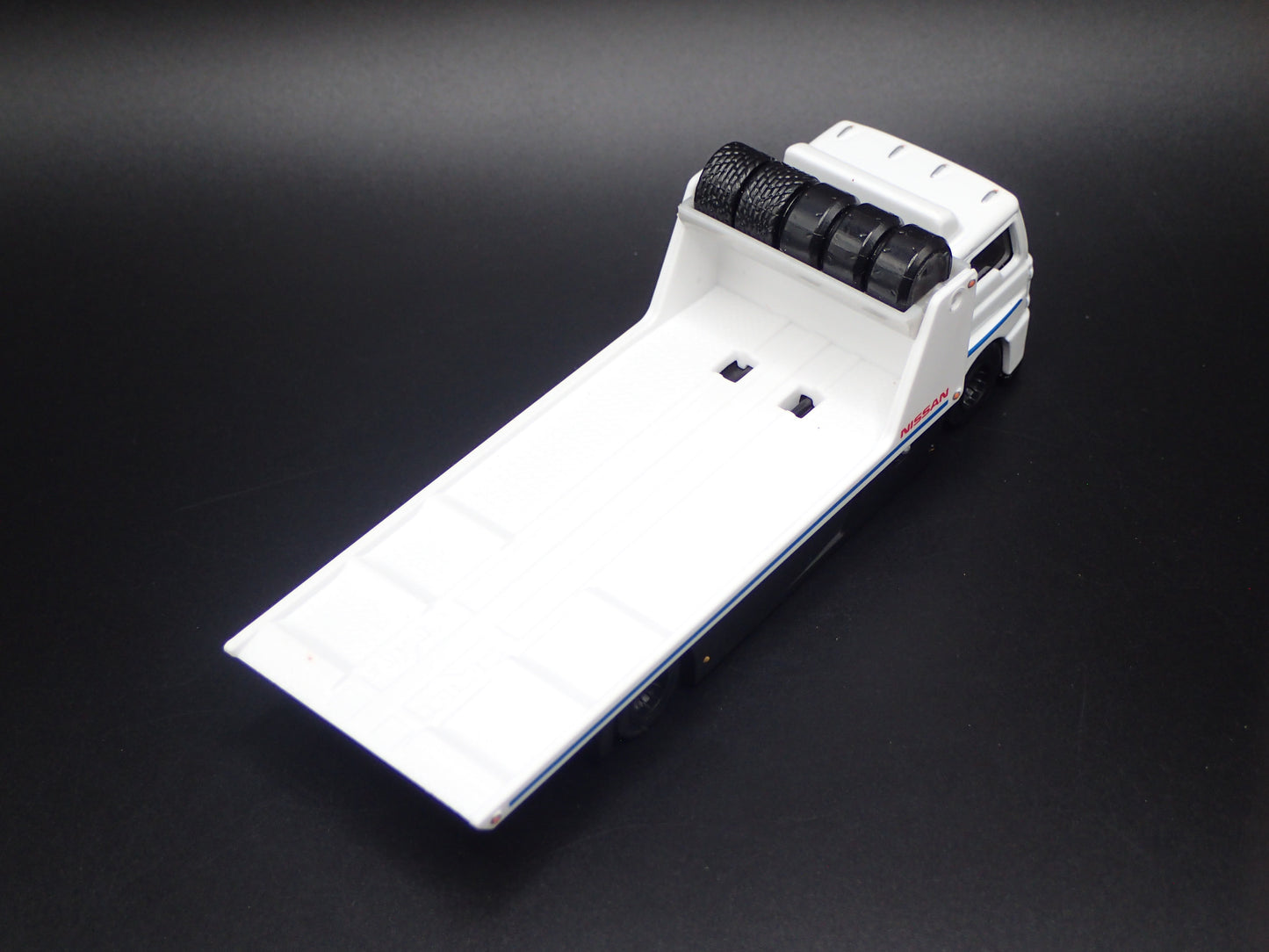 MODERN FLATBED CAR HAULER TRUCK NISSAN WHITE 1/64 SCALE DIECAST MODEL CAR