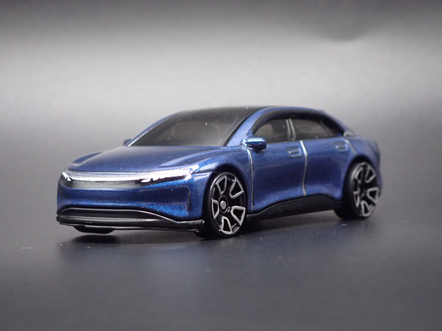 2022-2026 LUCID AIR ELECTRIC VEHICLE BLUE 1:64 SCALE DIORAMA DIECAST MODEL CAR