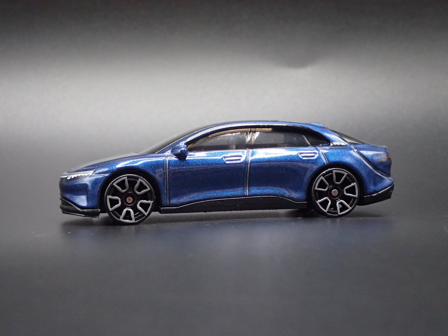2022-2026 LUCID AIR ELECTRIC VEHICLE BLUE 1:64 SCALE DIORAMA DIECAST MODEL CAR