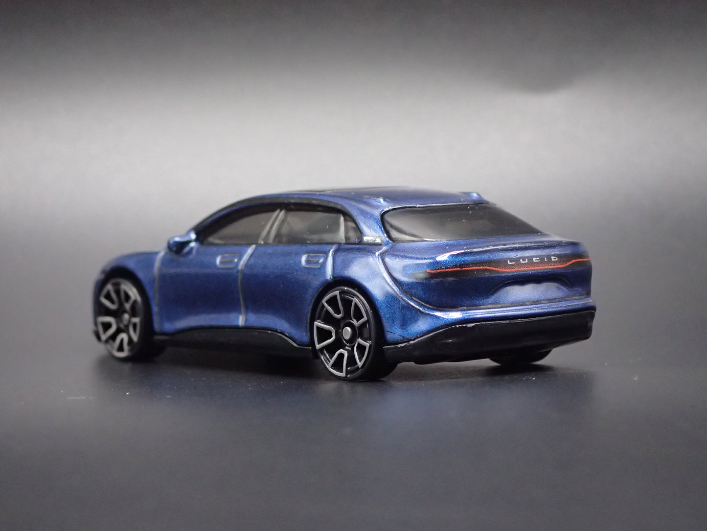 2022-2026 LUCID AIR ELECTRIC VEHICLE BLUE 1:64 SCALE DIORAMA DIECAST MODEL CAR