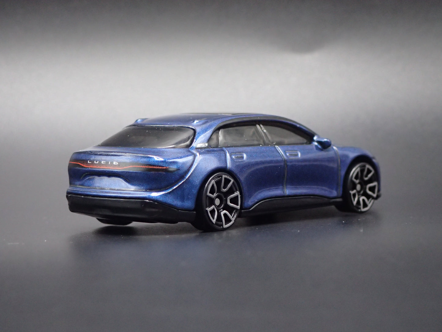 2022-2026 LUCID AIR ELECTRIC VEHICLE BLUE 1:64 SCALE DIORAMA DIECAST MODEL CAR
